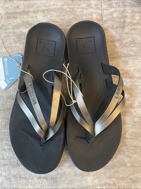 High Tide Women's Black Sandal with Metallic Straps